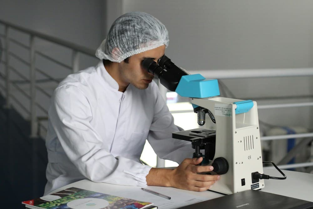 Medical research in a laboratory, photographed by Lucas Vasques